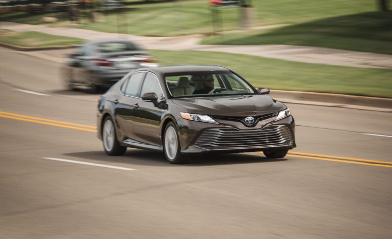 2018-toyota-camry-xle-hybrid-test-review-car-and-driver-photo-685915-s-original